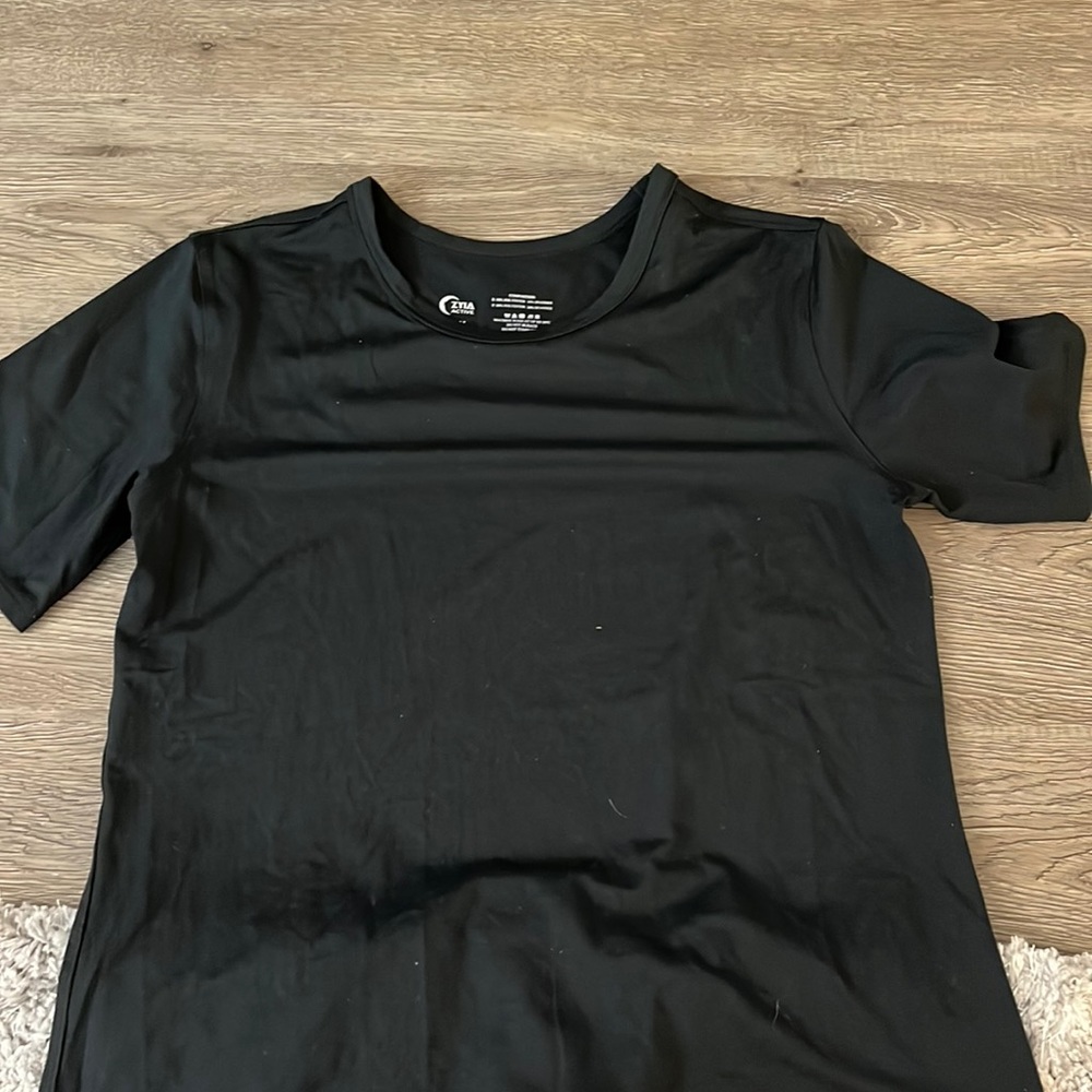 Black zyia t shirt
